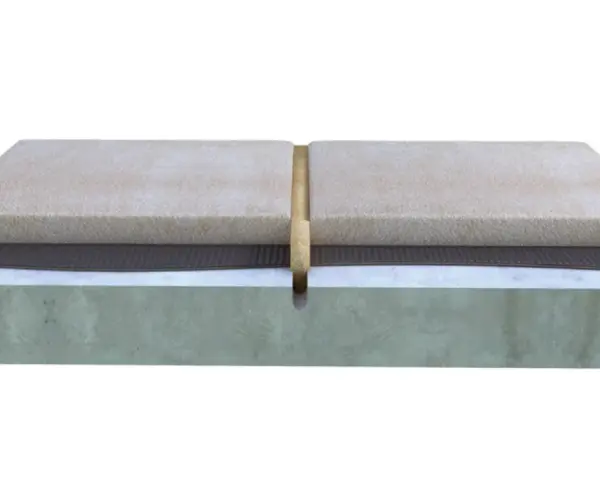 Coupe transversale d'un sol montrant un joint de dilatation carrelage entre deux dalles, avec une couche de sous-couche et une base en béton.