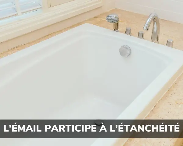 Baignoire blanche avec robinetterie chromée. L'émail participe à l'étanchéité, même s'il peut parfois subir une rayure.