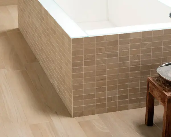 Bain moderne avec carrelage mural imitation bois et sol assorti. La largeur du joint du carrelage au sol 30x60 est subtile.