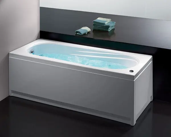 Une baignoire moderne remplie d'eau bouillonnante, prête pour un moment de détente. L'idée de nettoyer baignoire semble loin avec ce bain invitant.