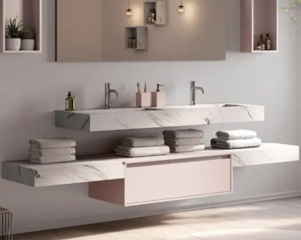 Salle de bain moderne avec double vasque en **solid surface** marbré, rangements suspendus et serviettes douces.
