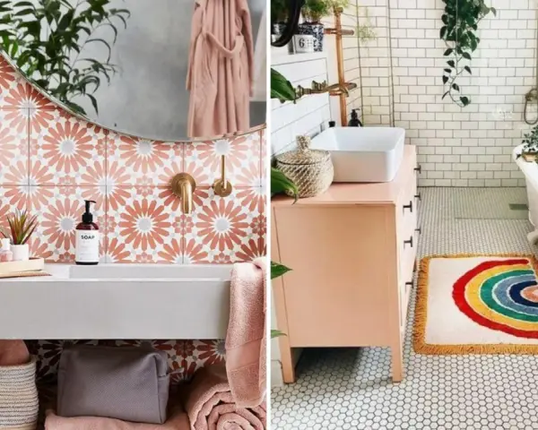 Une salle de bain bohème avec des carreaux floraux roses, un tapis arc-en-ciel et une baignoire remplie d'eau orangée.