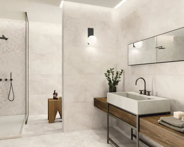 Salle de bain moderne avec carrelage 60x120 pose décalée, douche vitrée, vasque en pierre et meuble en bois.