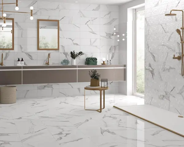 Salle de bain moderne avec carrelage imitation marbre en grès cérame pleine masse. Doubles vasques, douche à l'italienne, et touches dorées.