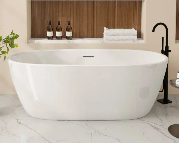 Une élégante baignoire îlot blanche, prête pour un moment de détente. La pose baignoire est mise en valeur par des accessoires de salle de bain modernes.