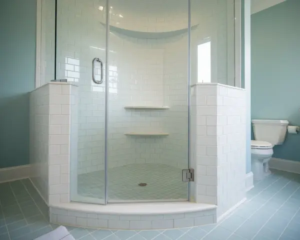 Salle de bain avec carrelage bleu pâle et une douche d'angle. Ce receveur de douche à éviter, avec ses étagères peu pratiques, est un cauchemar à nettoyer.