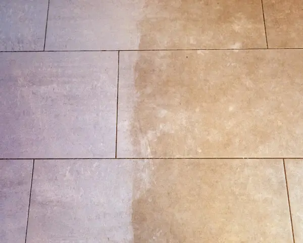 Carrelage clair, d'un côté propre et de l'autre légèrement taché, démontrant la facilité d'entretien de ce carrelage pas salissant.