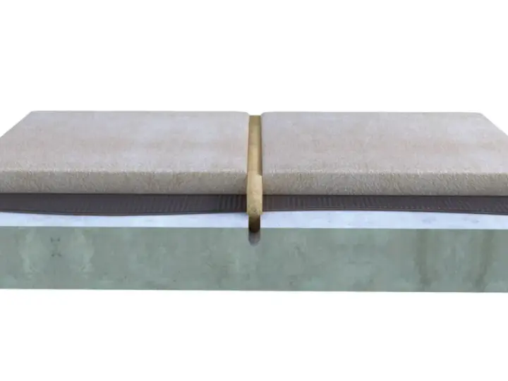 Coupe transversale d'un sol montrant un joint de dilatation carrelage entre deux dalles, avec une couche de sous-couche et une base en béton.