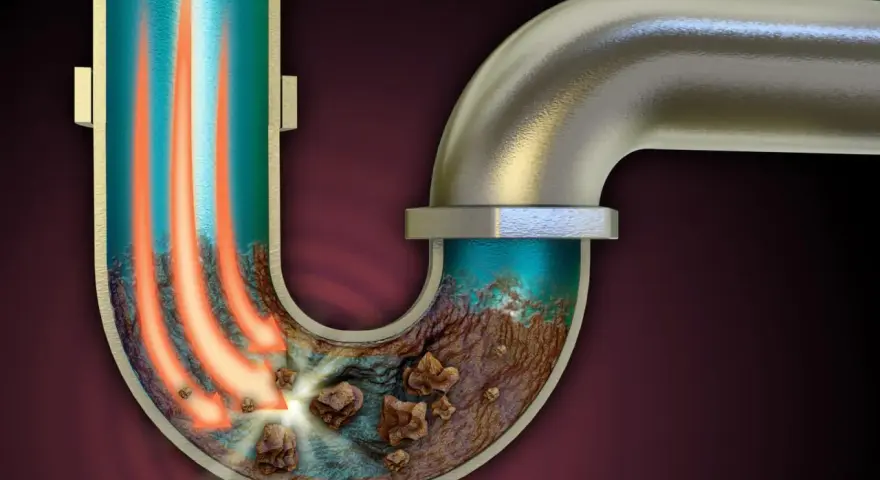 Tuyau de douche bouché avec accumulation de saleté, causant une mauvaise odeur. Des flèches rouges indiquent un flux bloqué.