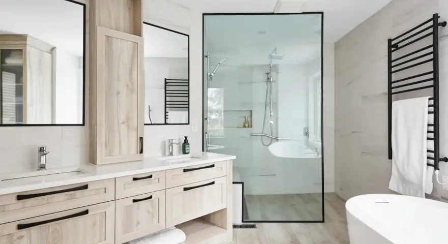 Salle de bain moderne avec double vasque, douche vitrée et baignoire îlot. Une belle rénovation baignoire pour un espace épuré.