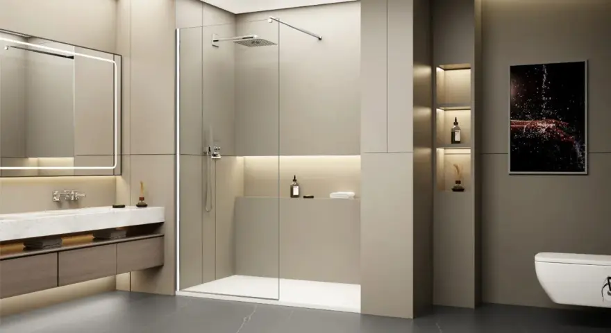 Salle de bain moderne avec un grand miroir lumineux, un lavabo suspendu et une douche à l'italienne. Le ressaut douche est discret, intégré au design épuré.