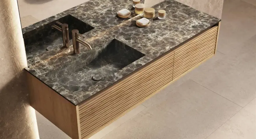 Élégante salle de bain marbre avec double vasque, robinetterie dorée et meuble en bois texturé.