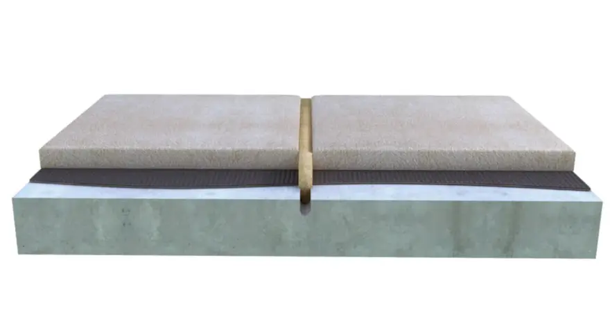 Coupe transversale d'un sol montrant un joint de dilatation carrelage entre deux dalles, avec une couche de sous-couche et une base en béton.