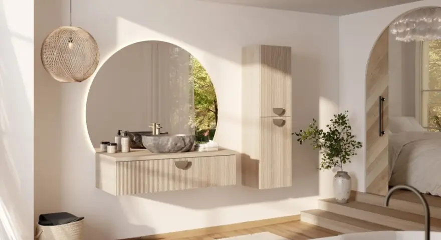 Une salle de bain épurée avec une vasque en pierre, un miroir rond et une touche de verdure. Une **déco salle de bain nature** apaisante.