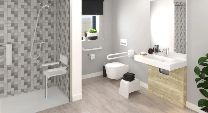 Salle de bain moderne avec douche, lavabo et toilettes adaptées. Des barres d'appui et un siège de douche pliable assurent l'accessibilité.