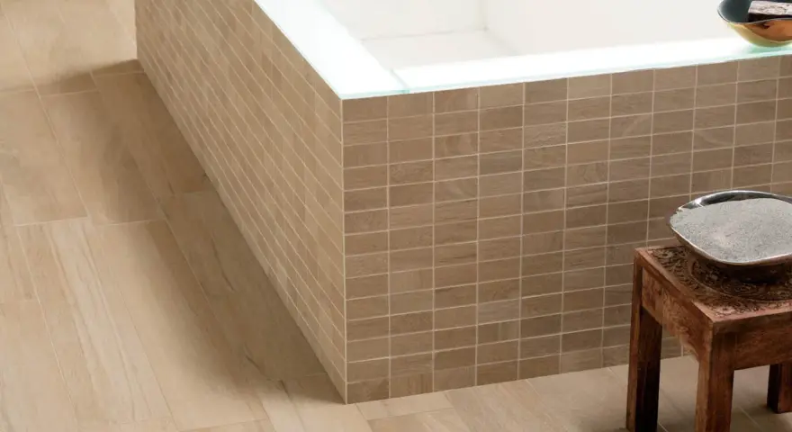 Bain moderne avec carrelage mural imitation bois et sol assorti. La largeur du joint du carrelage au sol 30x60 est subtile.