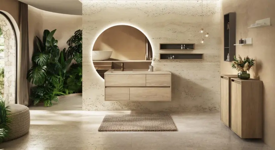 Une **salle de bain chic et cosy** avec un meuble vasque en bois clair, un grand miroir rond lumineux, des plantes luxuriantes et une ambiance apaisante.