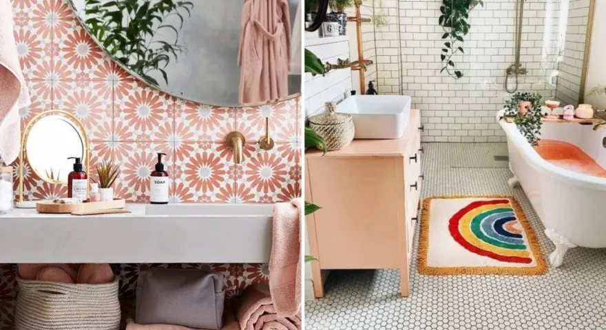 Une salle de bain bohème avec des carreaux floraux roses, un tapis arc-en-ciel et une baignoire remplie d'eau orangée.