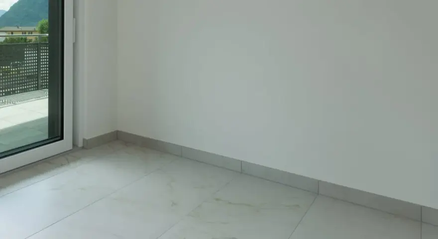 Plinthe grise discrète pour carrelage imitation marbre. Un choix idéal pour une finition propre et moderne.
