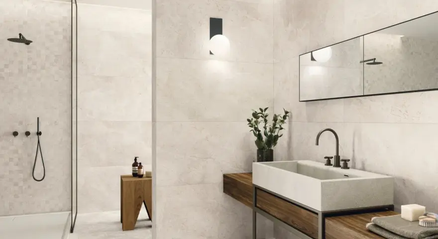 Salle de bain moderne avec carrelage 60x120 pose décalée, douche vitrée, vasque en pierre et meuble en bois.