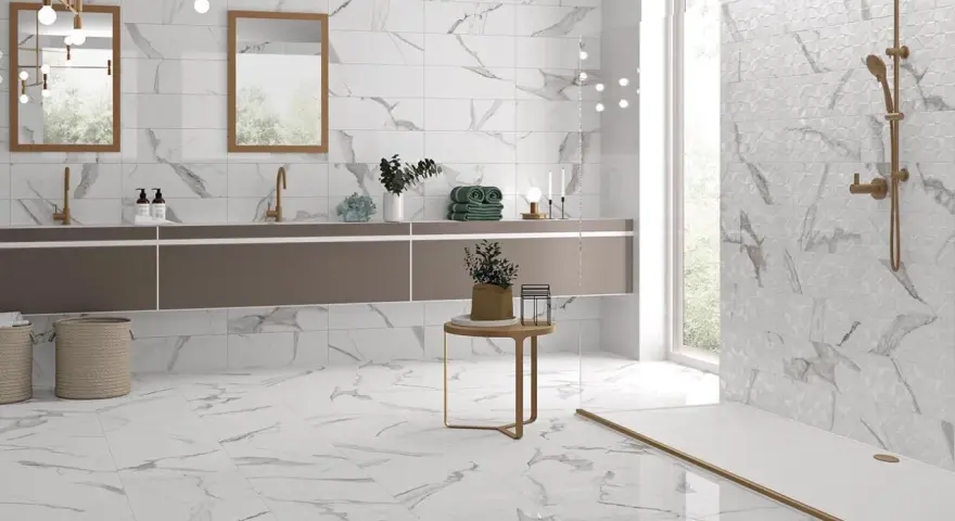 Salle de bain moderne avec carrelage imitation marbre en grès cérame pleine masse. Doubles vasques, douche à l'italienne, et touches dorées.