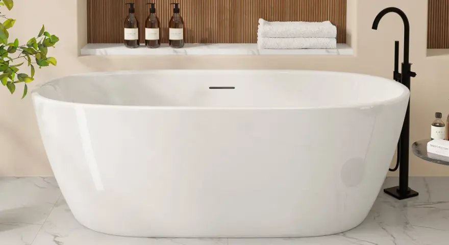 Une élégante baignoire îlot blanche, prête pour un moment de détente. La pose baignoire est mise en valeur par des accessoires de salle de bain modernes.