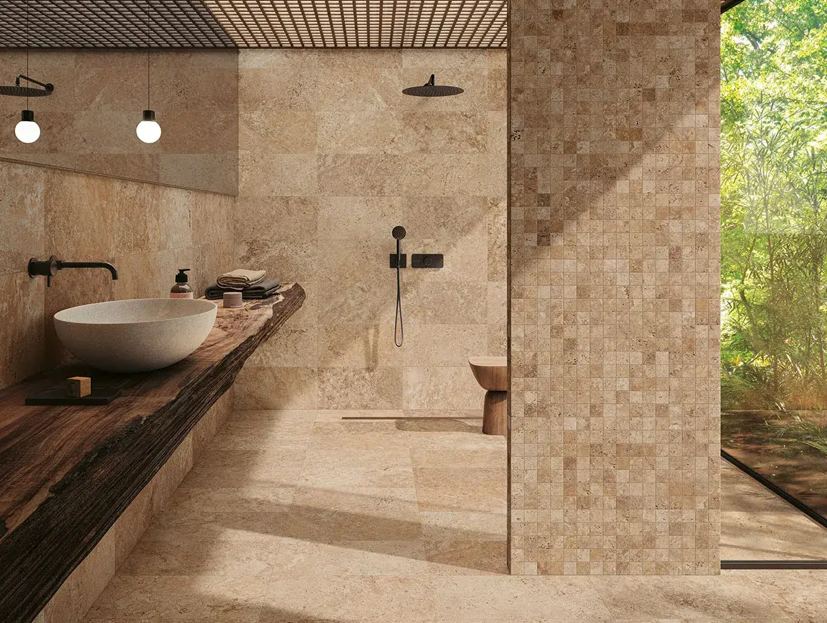 Salle de bain luxueuse avec murs et sol en travertin. Le travertin, c'est quoi ? Une pierre naturelle chaleureuse et élégante.