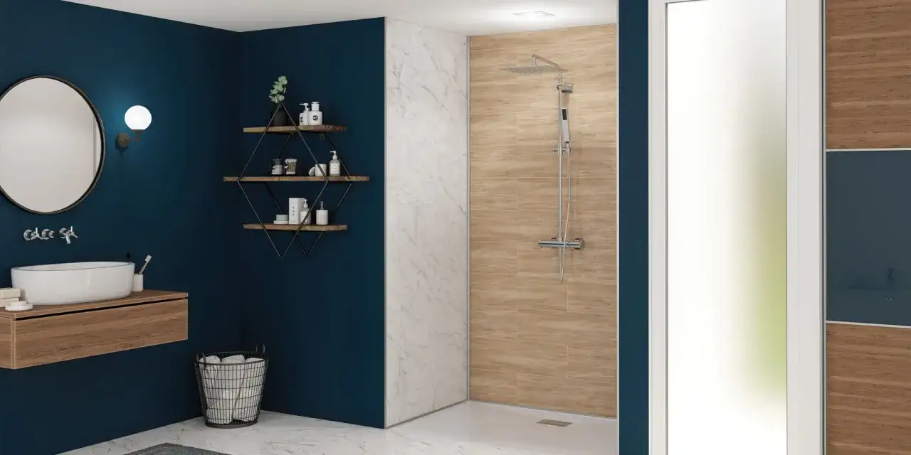Salle de bain moderne avec douche à l'italienne. Poser du carrelage sur du carrelage inconvénients : épaisseur, adhérence, humidité.