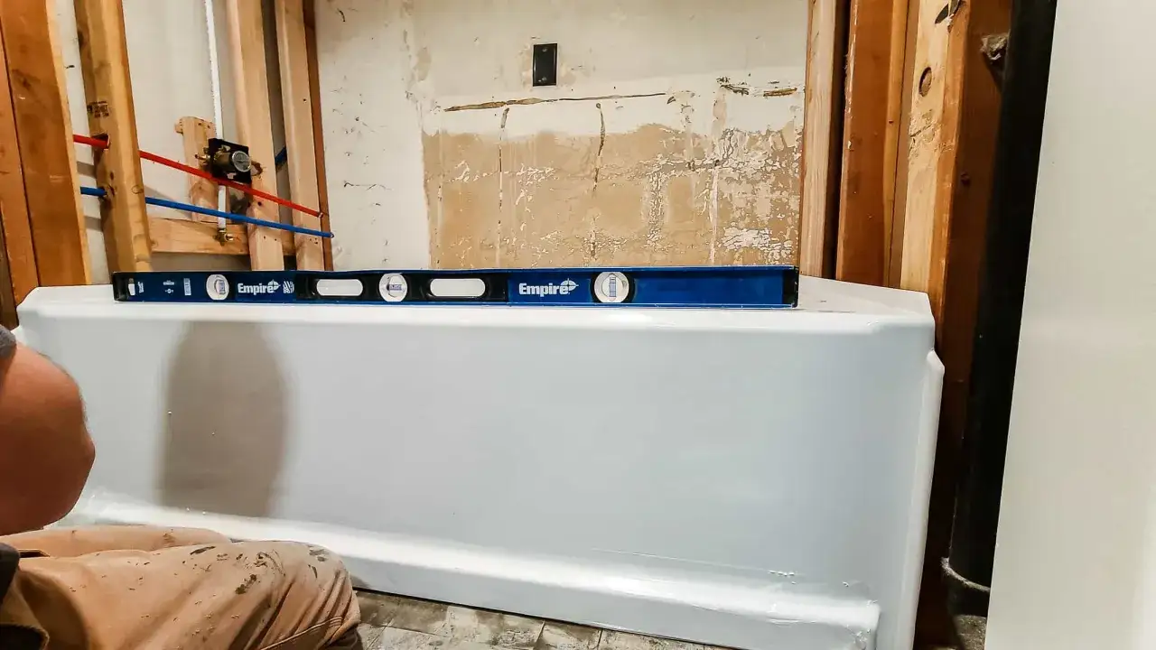Niveau &agrave; bulle Empire sur une nouvelle baignoire blanche, pr&ecirc;te pour l'installation.