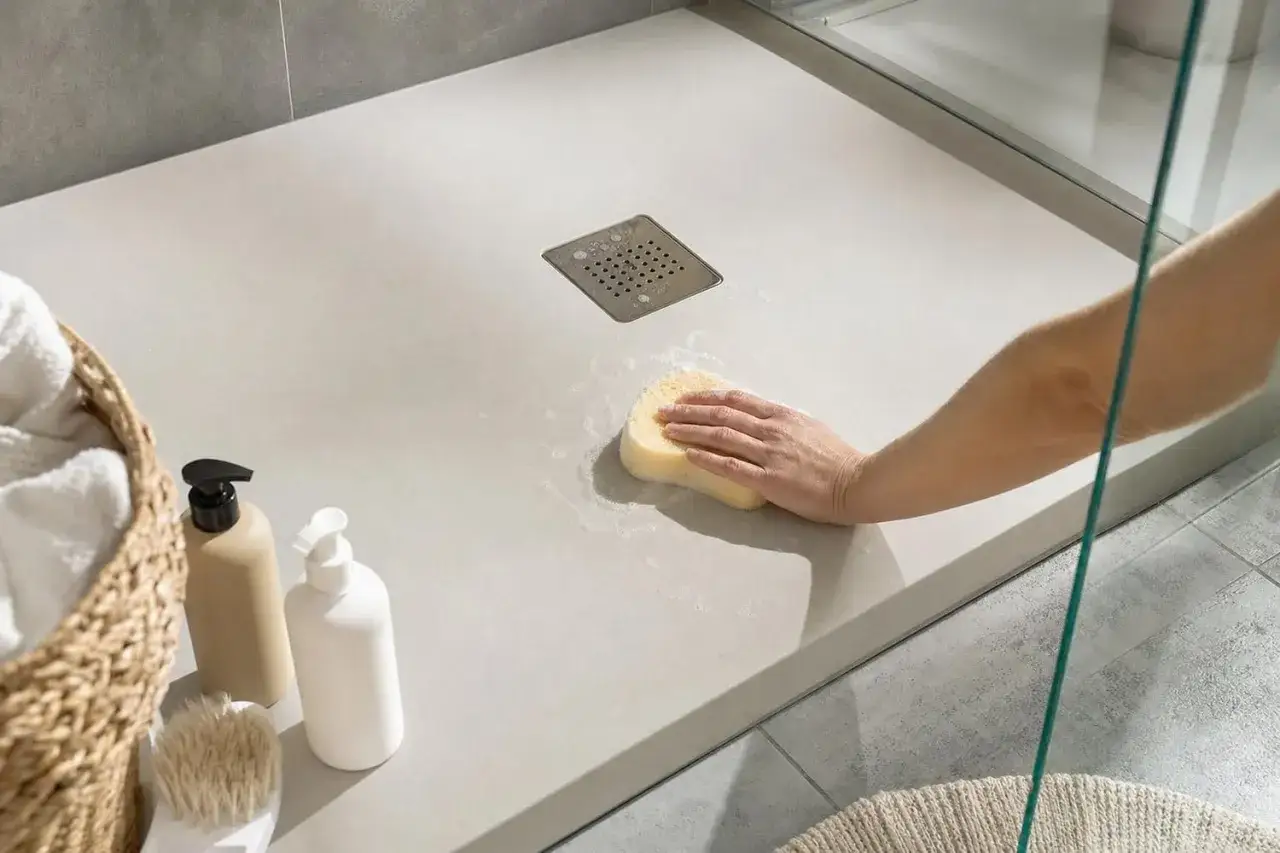 Nettoyage d'un receveur douche r&eacute;sine. Un inconv&eacute;nient : il faut le frotter avec une &eacute;ponge pour le garder impeccable.