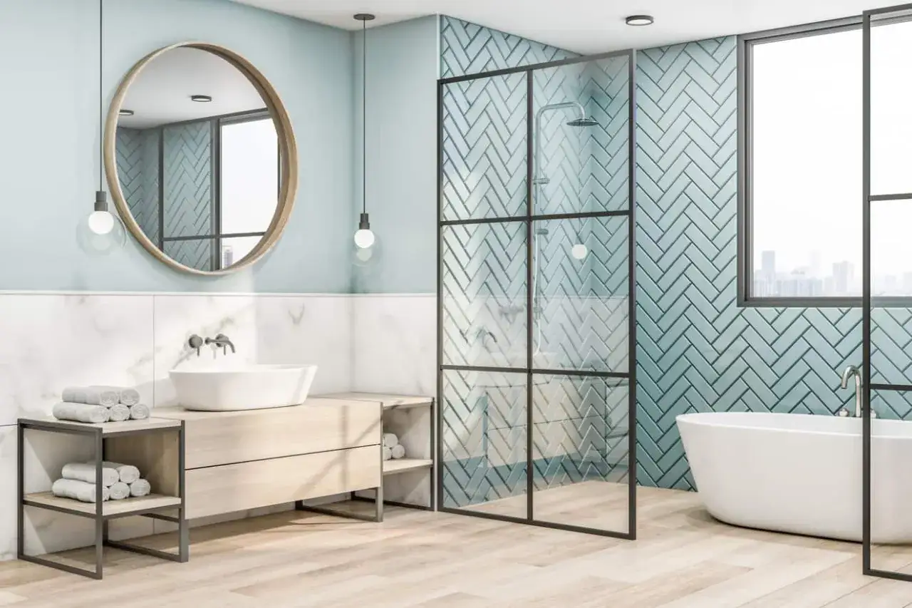 Salle de bain moderne avec baignoire et douche vitrée. Quelle colle pour carrelage salle de bain ? Une colle hydrofuge et résistante est essentielle.