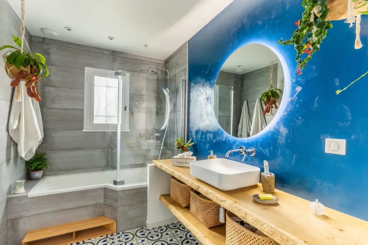 Salle de bain moderne avec baignoire, douche, lavabo sur plan en bois brut. La question 