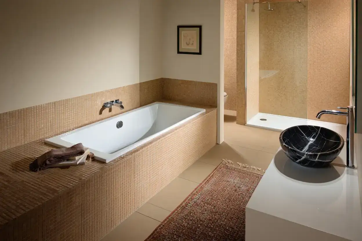 Salle de bain moderne avec baignoire &icirc;lot, douche &agrave; l'italienne et vasque en marbre. La hauteur baignoire est parfaite pour un acc&egrave;s facile.