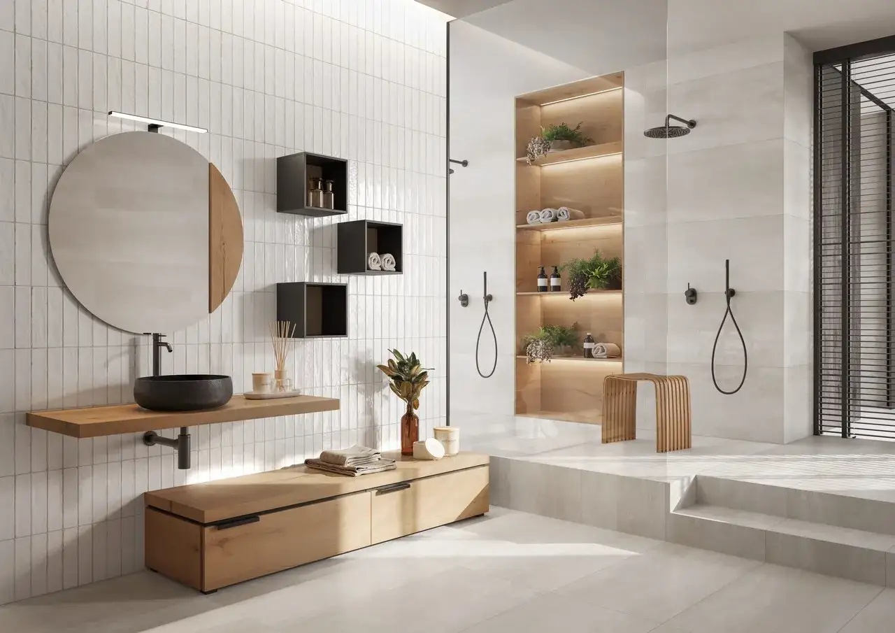 Salle de bain moderne avec habillage baignoire carrelage clair, mobilier en bois et douche à l'italienne.