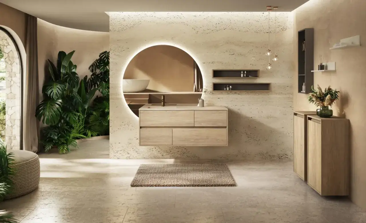 Une salle de bain chic et cosy avec un meuble vasque en bois clair, un grand miroir rond lumineux, des plantes luxuriantes et une ambiance apaisante.