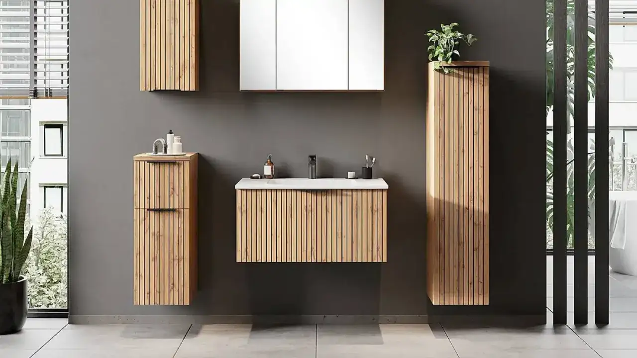 Salle de bain moderne avec meubles en bois à lamelles, lavabo suspendu et miroir. La solid surface du plan vasque complète le design épuré.