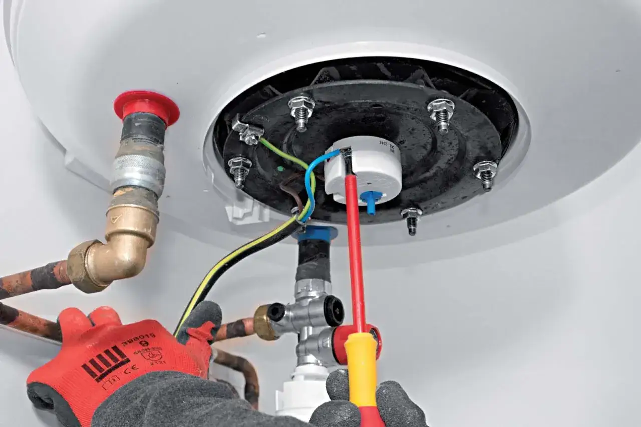 Mains connection during an installer un ballon d'eau chaude. Mains wires connected to a thermostat.