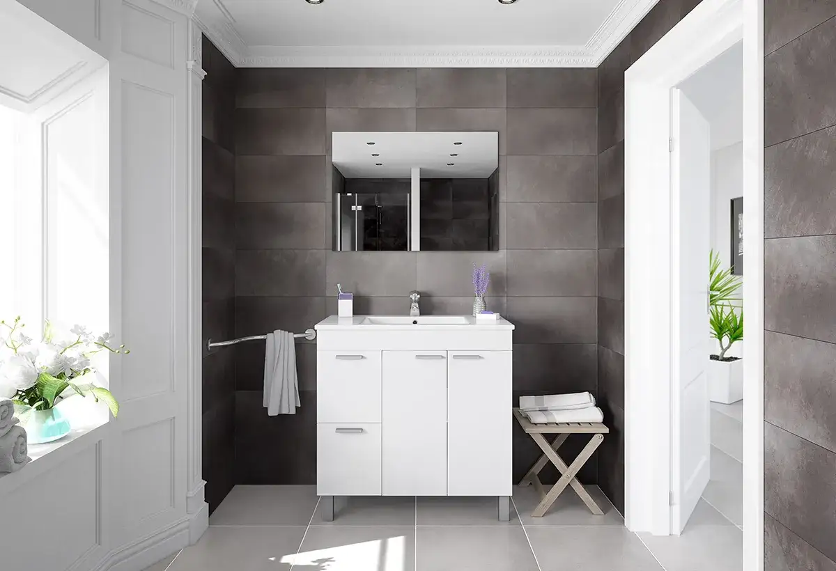 Salle de bain moderne avec murs en la faïence anthracite, meuble vasque blanc, miroir et porte ouverte sur une autre pièce.