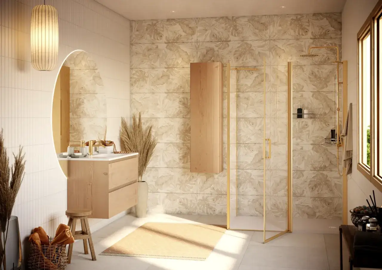 Une salle de bain zen aux tons naturels. Douche dorée, meuble en bois, miroir rond lumineux et carrelage végétal créent une atmosphère apaisante.