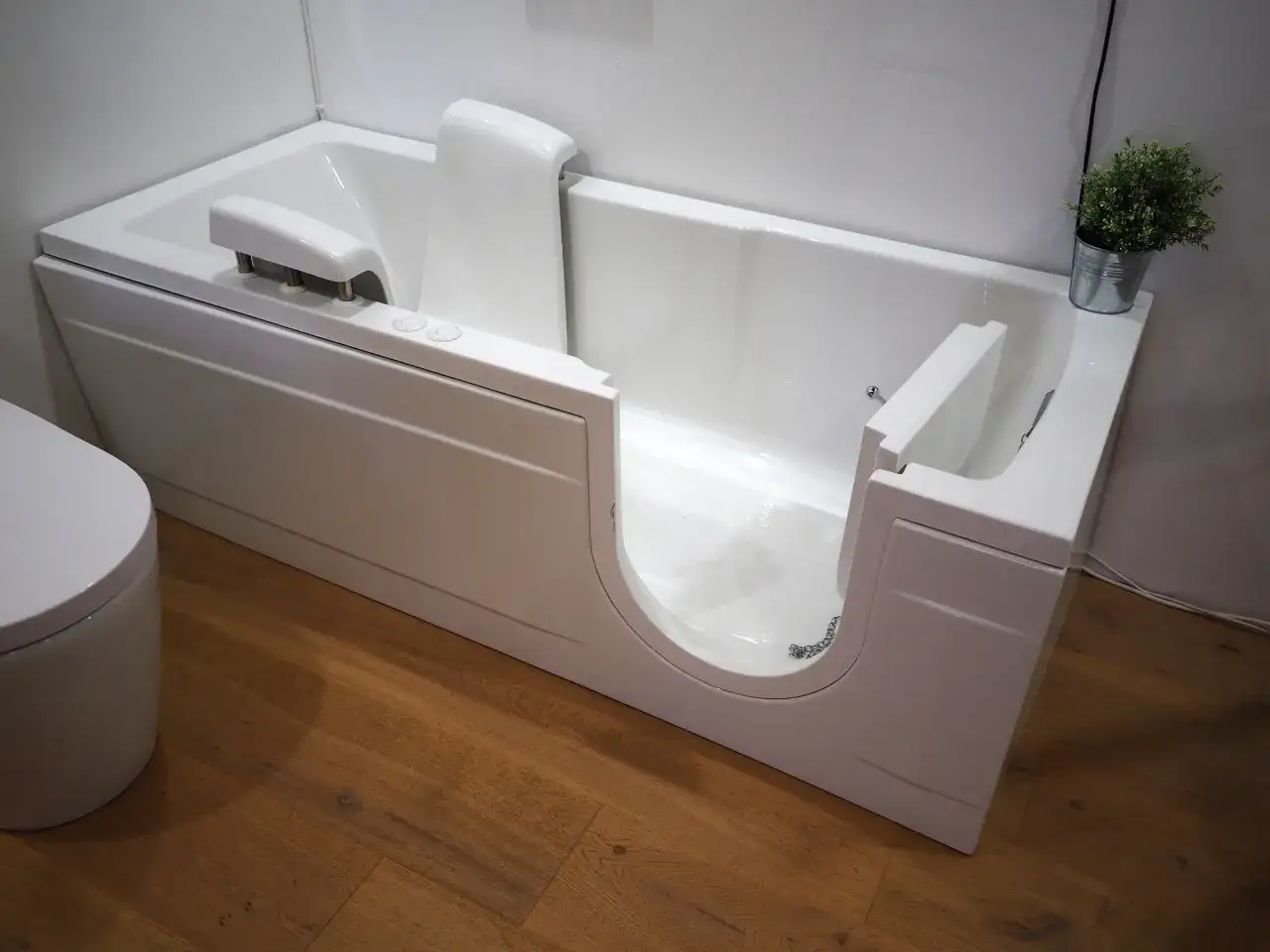Baignoire &agrave; porte, pratique mais avec des inconv&eacute;nients : la porte peut &ecirc;tre difficile &agrave; fermer, le temps de remplissage est long.