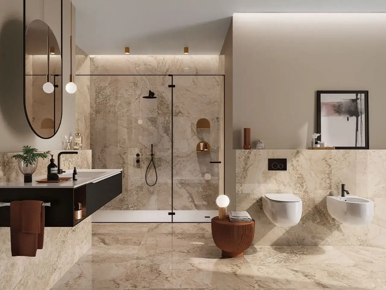 Élégante et spacieuse, cette grande salle de bain aux tons sable et marbre offre une douche à l'italienne, un lavabo suspendu et des toilettes modernes.