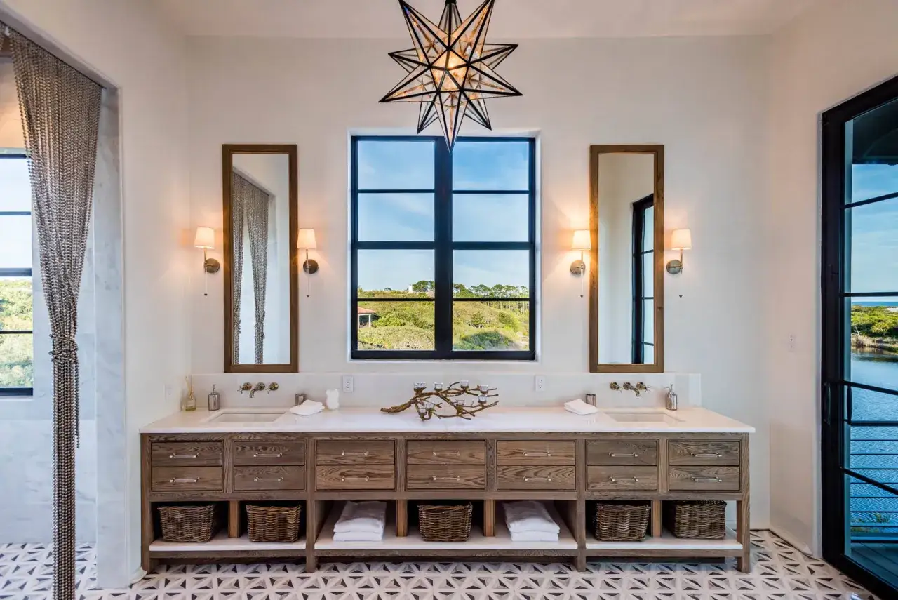 &Eacute;l&eacute;gante salle de bain m&eacute;diterran&eacute;enne avec double vasque en bois, miroirs, et vue sur la nature.