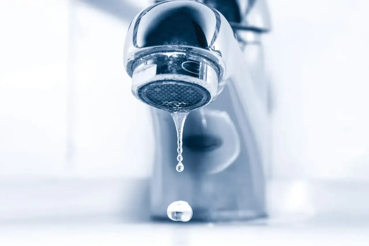Goutte à goutte, un robinet de salle de bain qui fuit gaspille l'eau.