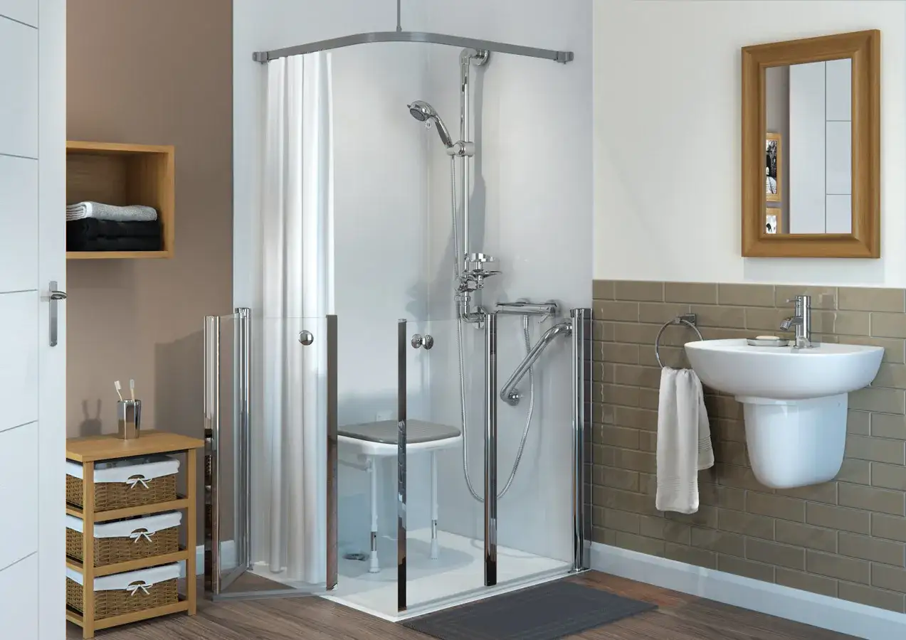 Salle de bain senior : douche adaptée avec siège rabattable, barres d'appui et lavabo suspendu. Confort et sécurité assurés.