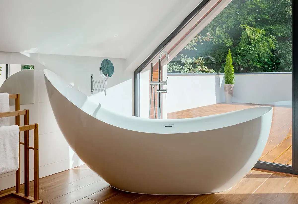 Baignoire design en mati&egrave;re composite, avec vue sur la nature.
