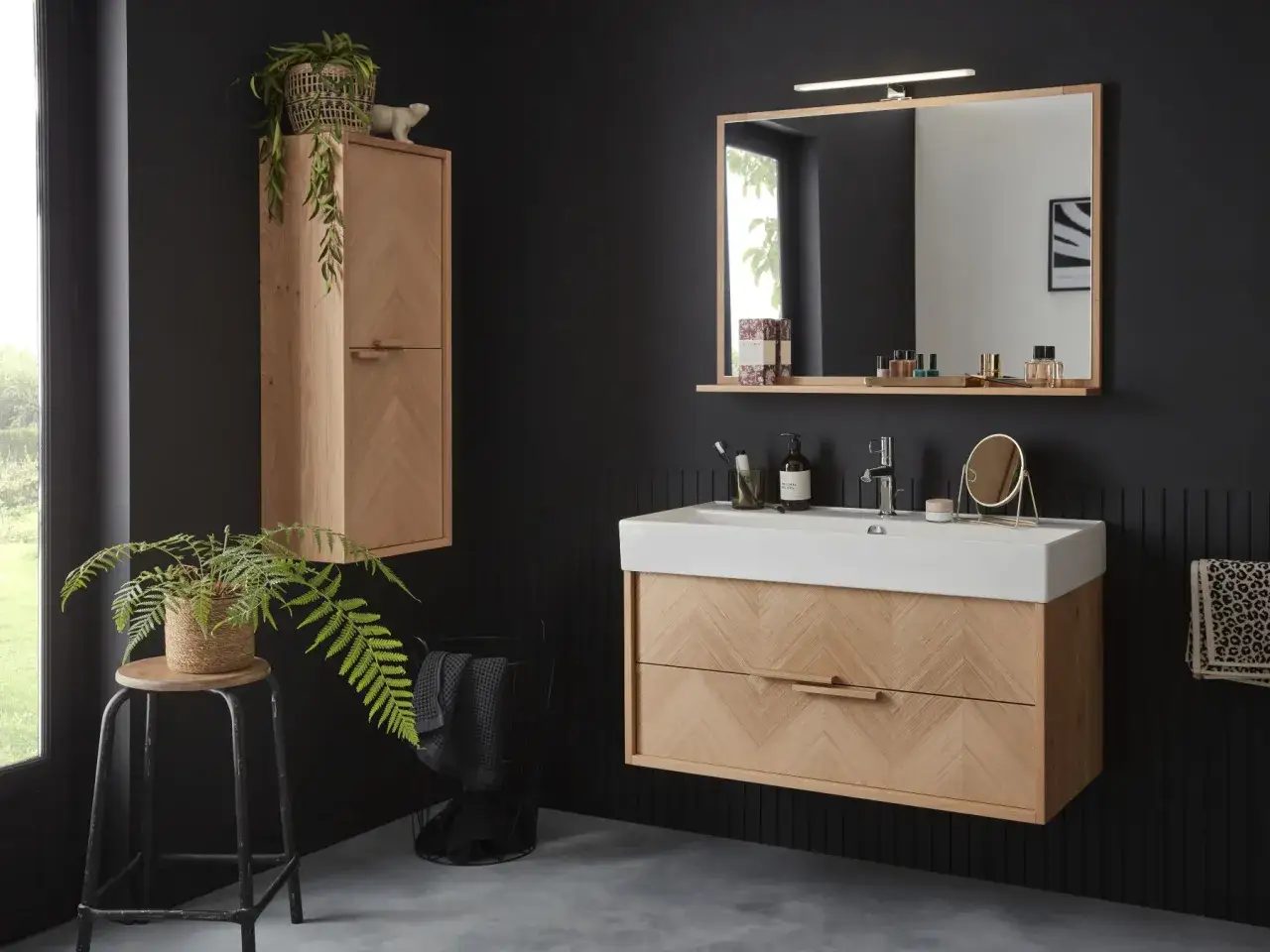 Élégant meuble vasque et armoire murale en bois pour salle de bain, avec des détails en chevrons.