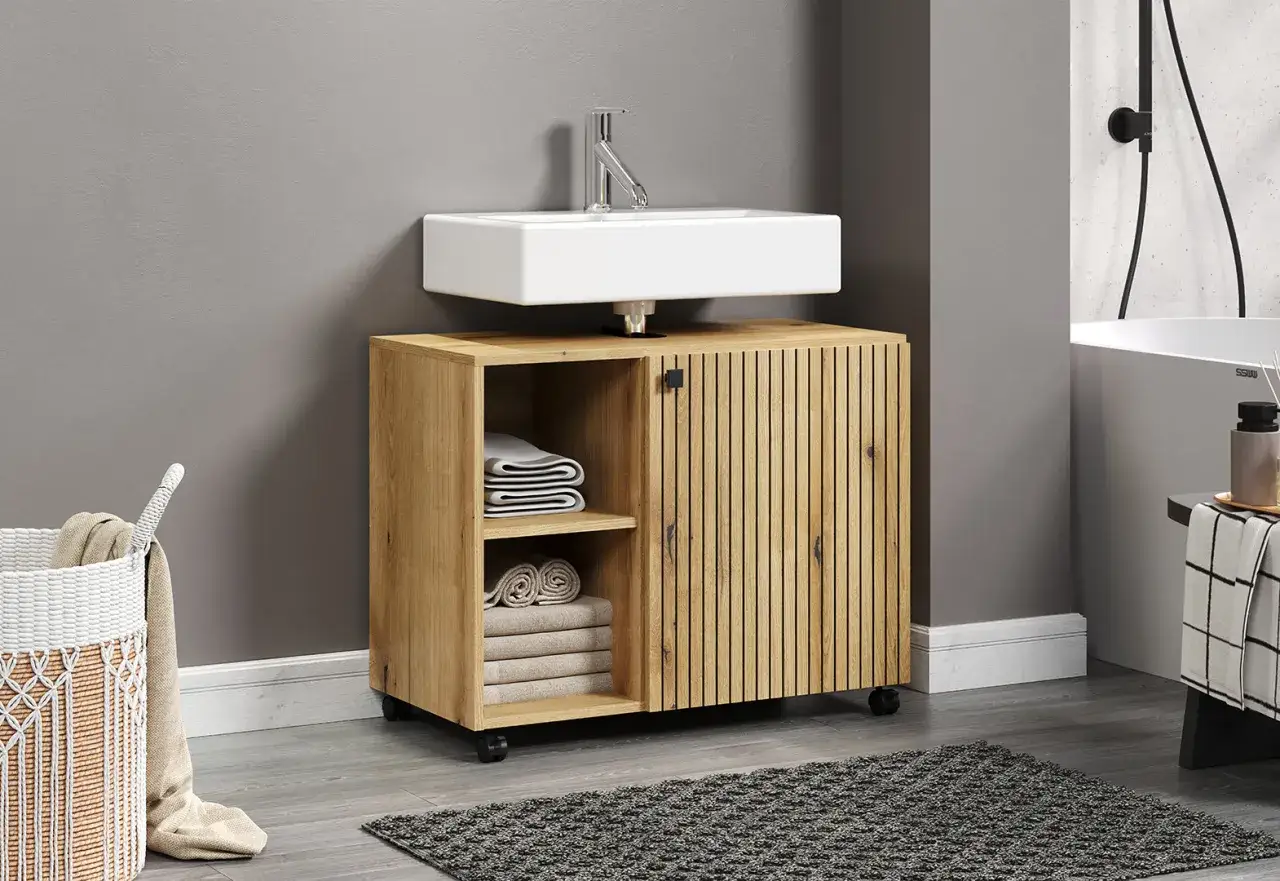Meuble de salle de bain en bois avec lavabo blanc. La différence entre un évier et un lavabo est subtile, mais ce meuble est conçu pour un lavabo.