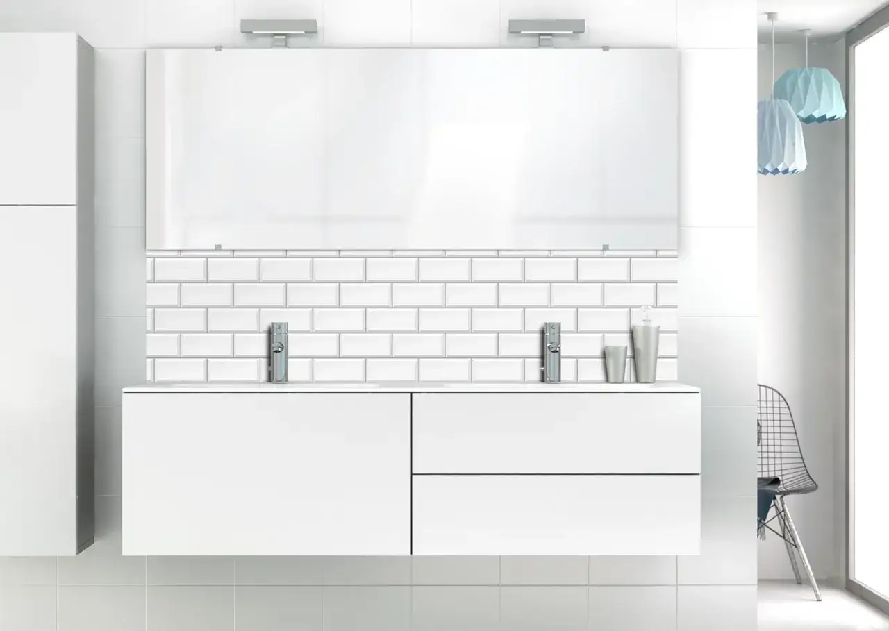 Salle de bain moderne avec double lavabo, miroir, et une belle hauteur de faïence au-dessus du lavabo.