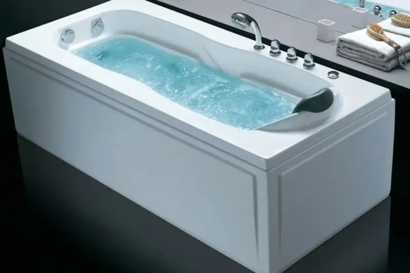 Baignoire balnéo remplie d'eau. Pour un entretien optimal, découvrez comment nettoyer les buses d'une baignoire balnéo.